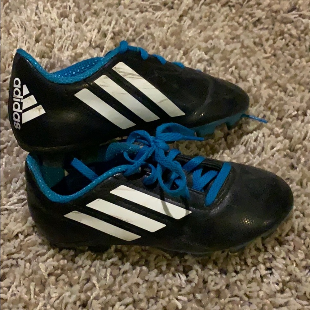 Soccer shoes